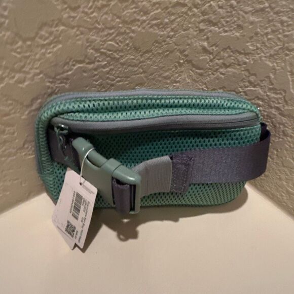 Lululemon Everywhere Belt Bag Knit Mesh Crater Blue Fanny Pack Waist Bag NWT - Picture 2 of 10